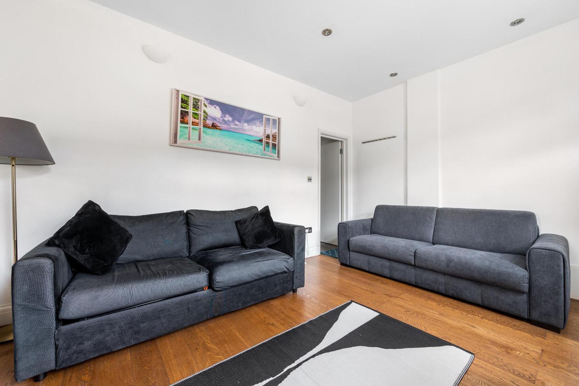 Zone 2 Spacious Two-bedroom With Parking * London