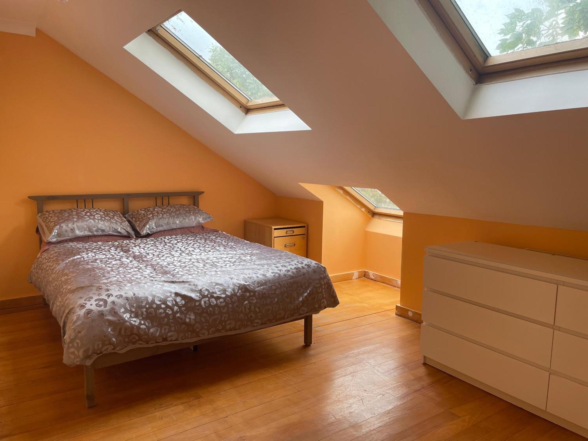 Private Room- Direct Travel Central/ Heathrow Guest house