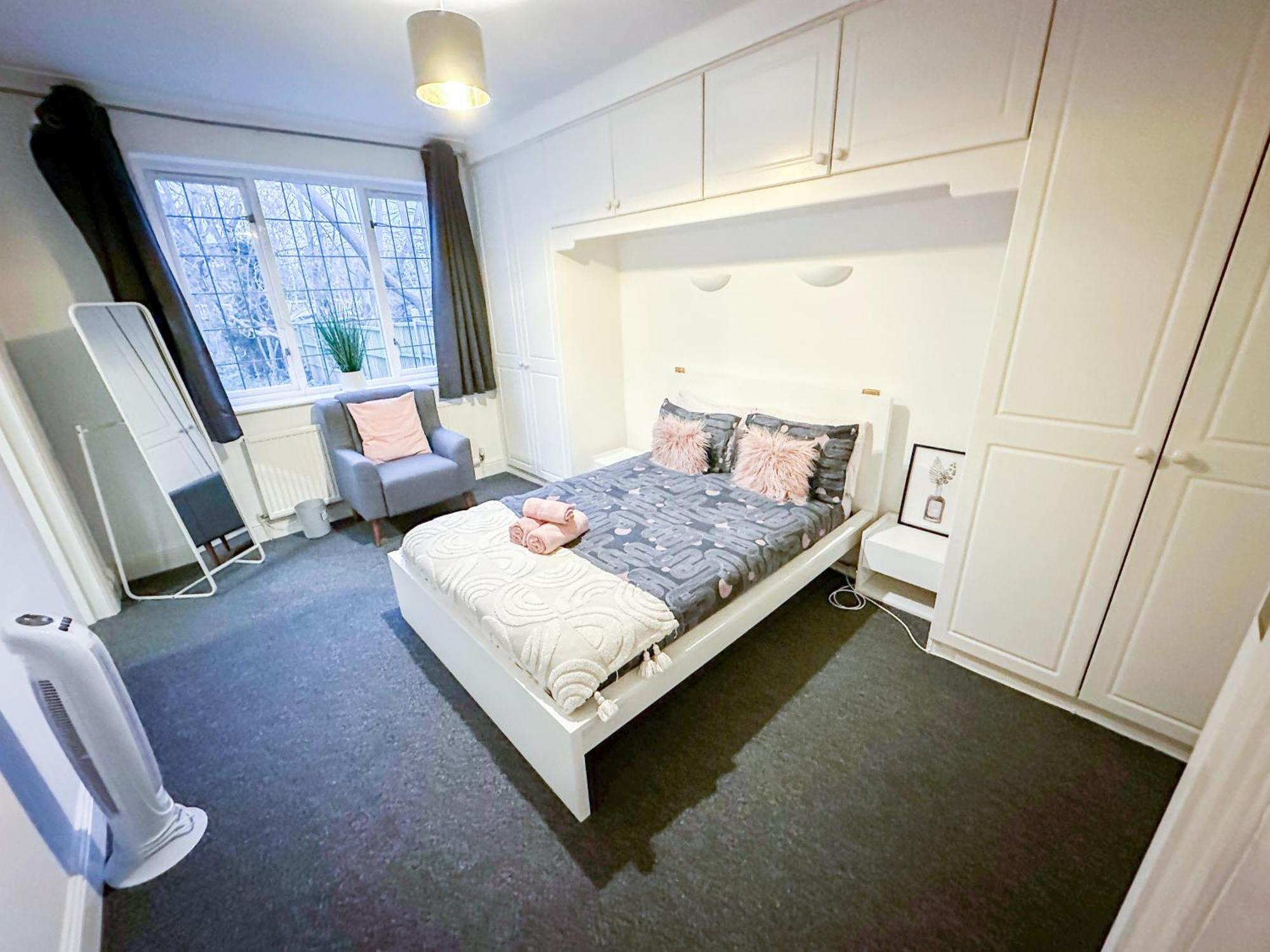 Cosy Near Hampstead Heath With Free On-site Parking & Private Gardens, Golders Green Apartment London