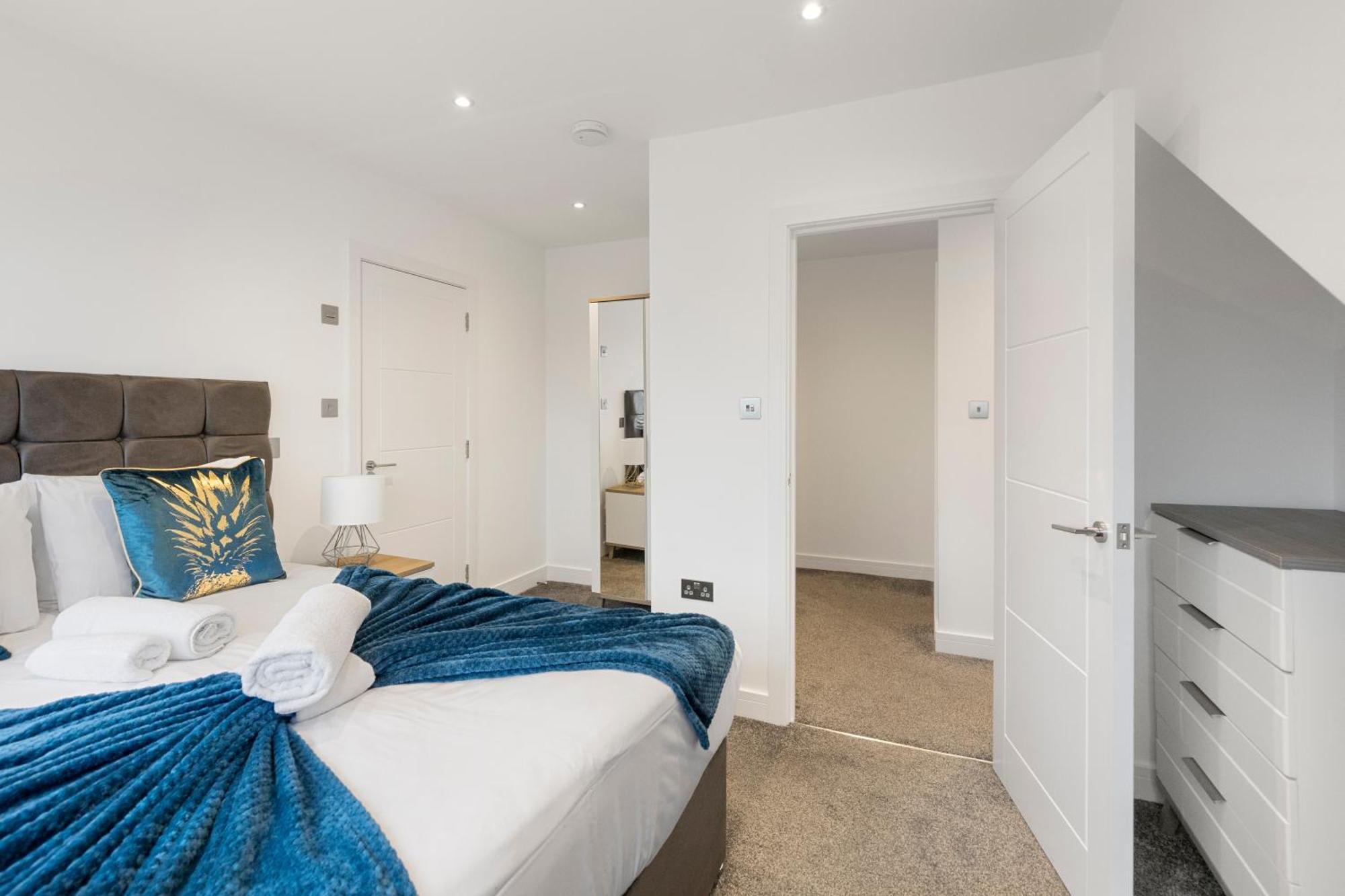 Luxurious 2 Bedroom - - Location Apartment