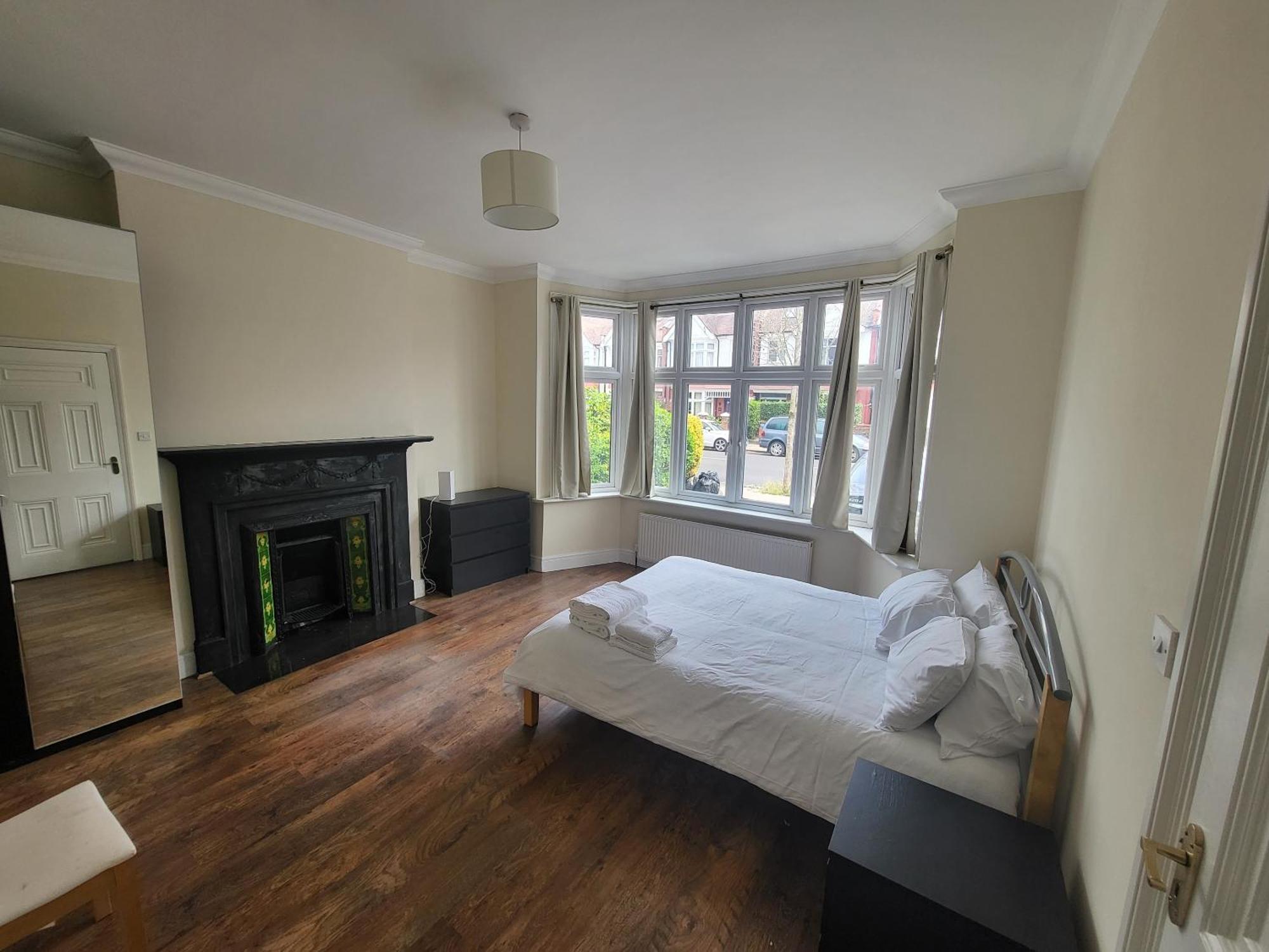 Spacious Central 5 Bedroom House By Tube Station Apartment *