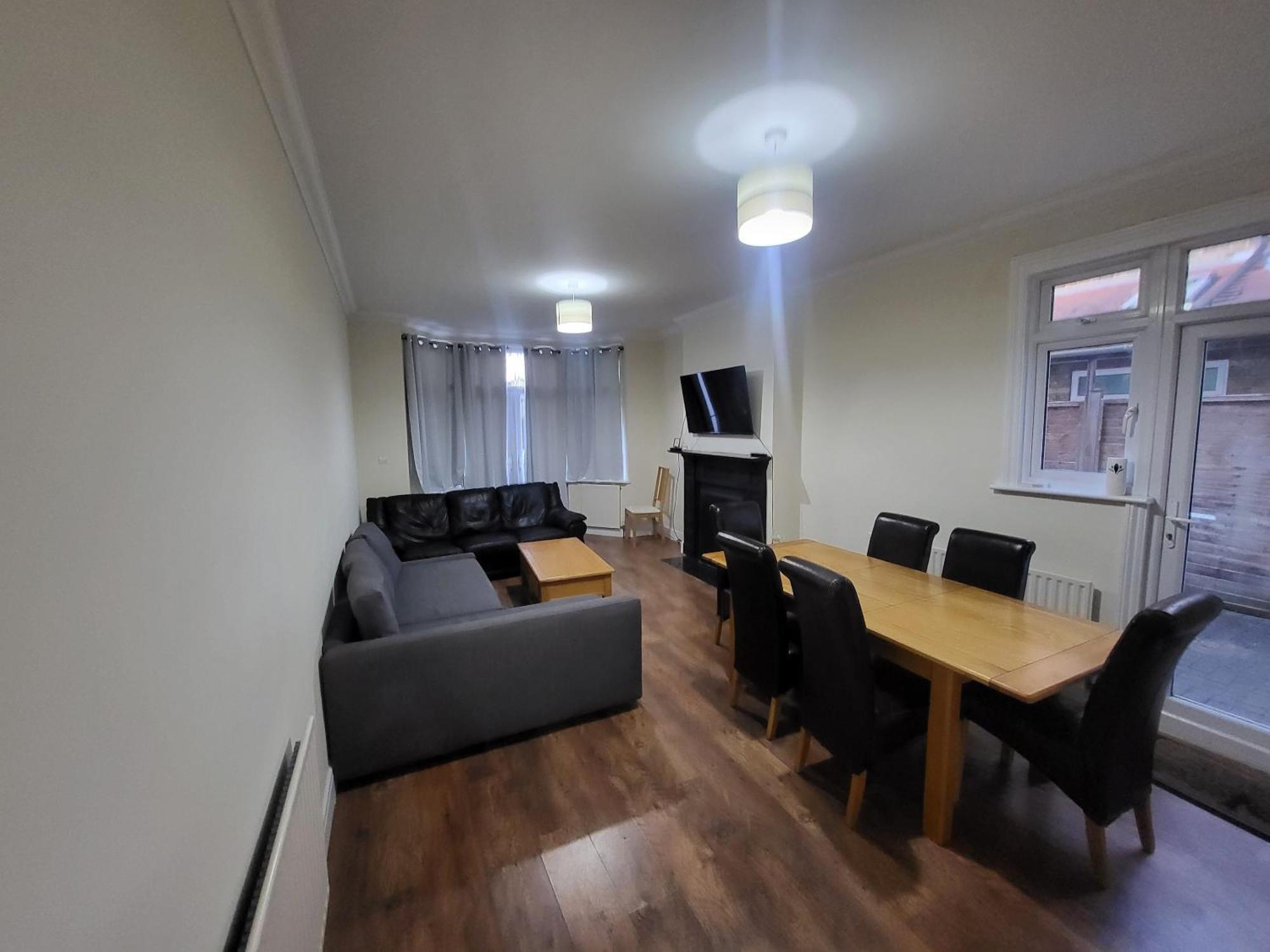 Spacious Central 5 Bedroom House By Tube Station Apartment London