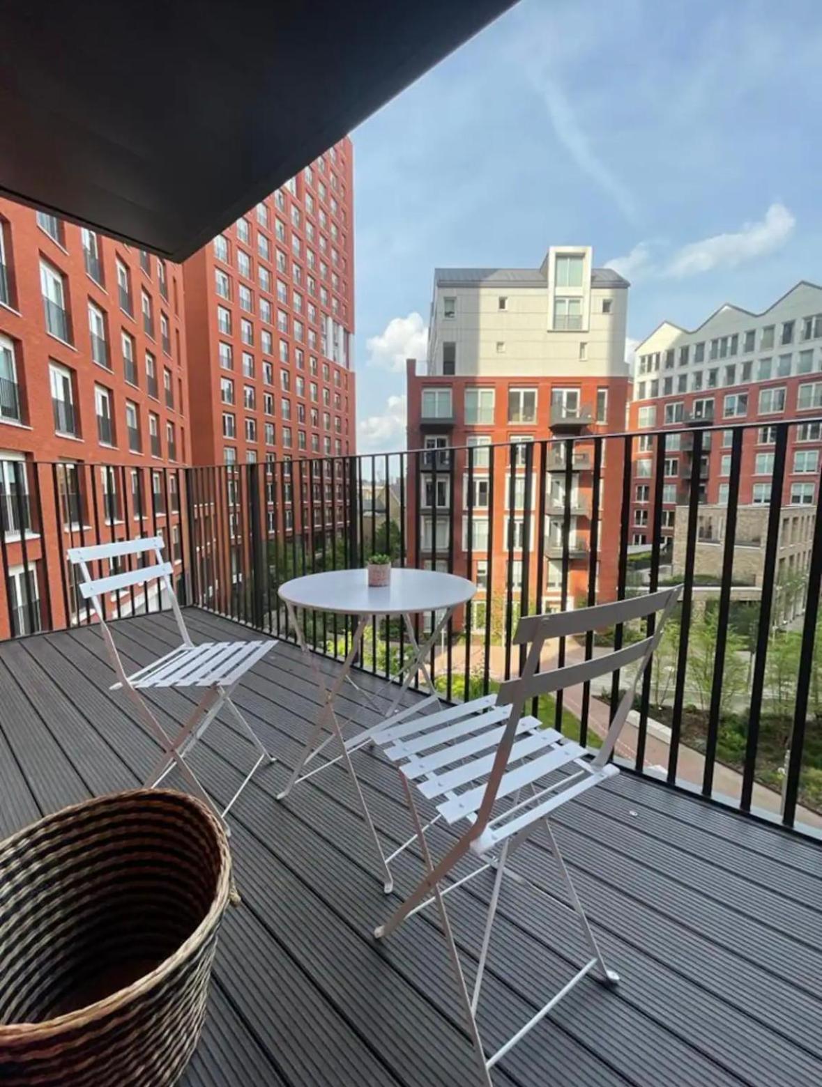 Apartment Vauxhall Luxury: Balcony London