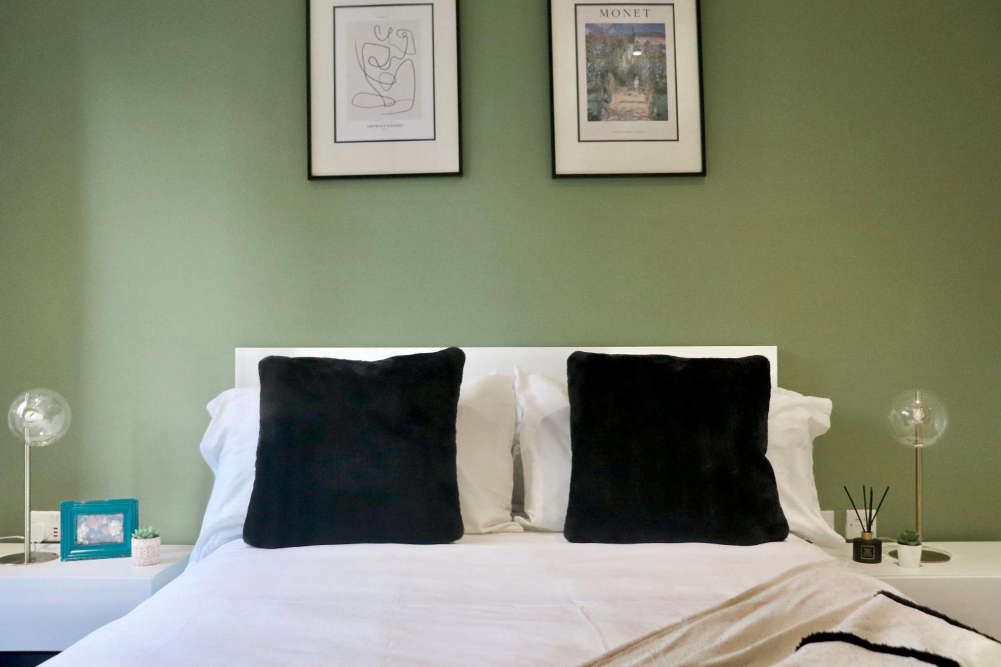 Vauxhall Luxury: Balcony Apartment London