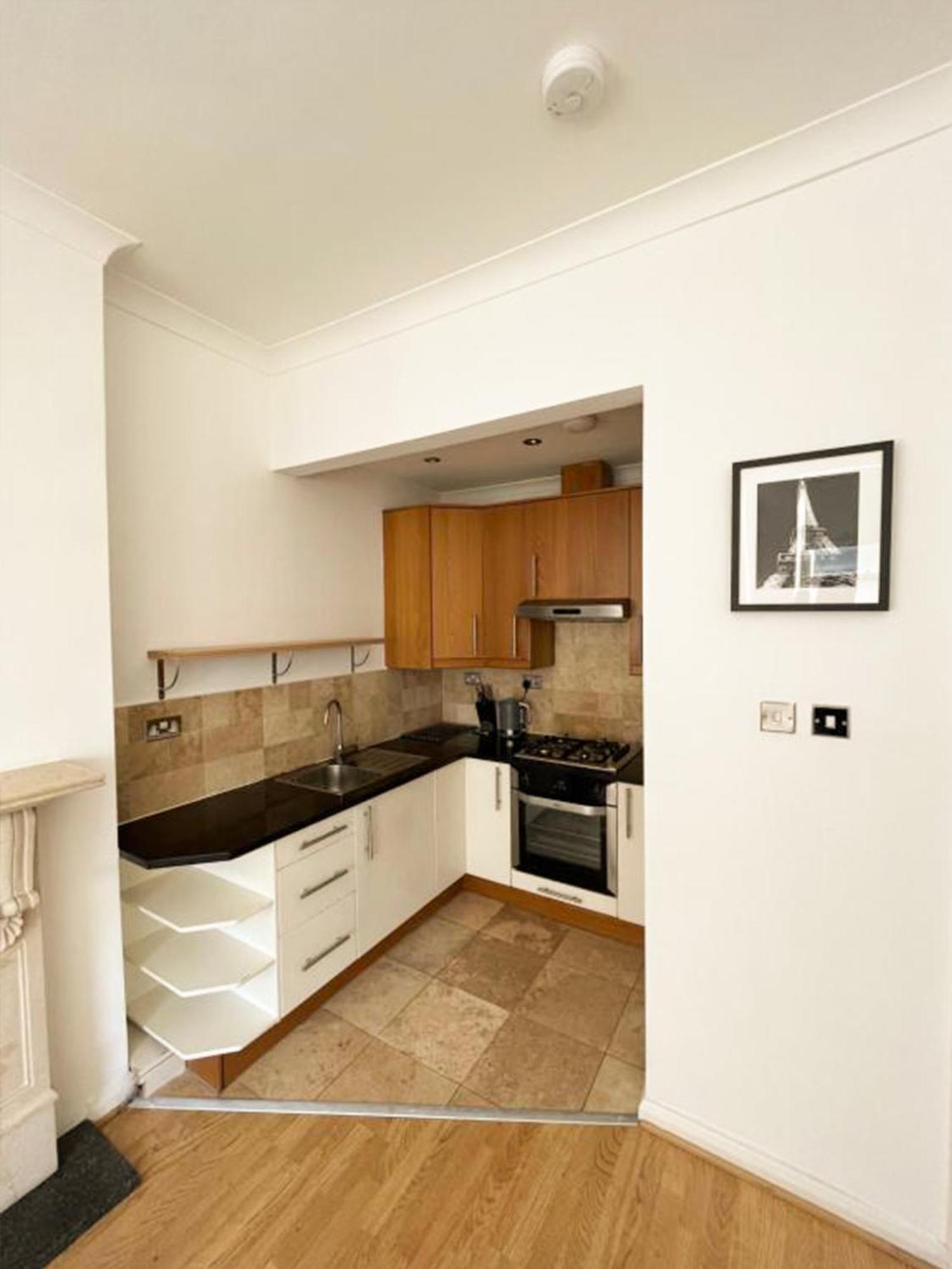 Apartment Two Bed Minutes From Hammersmith London