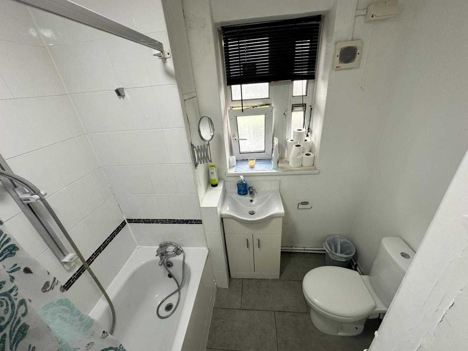 Aldgate East R1 Guest house London