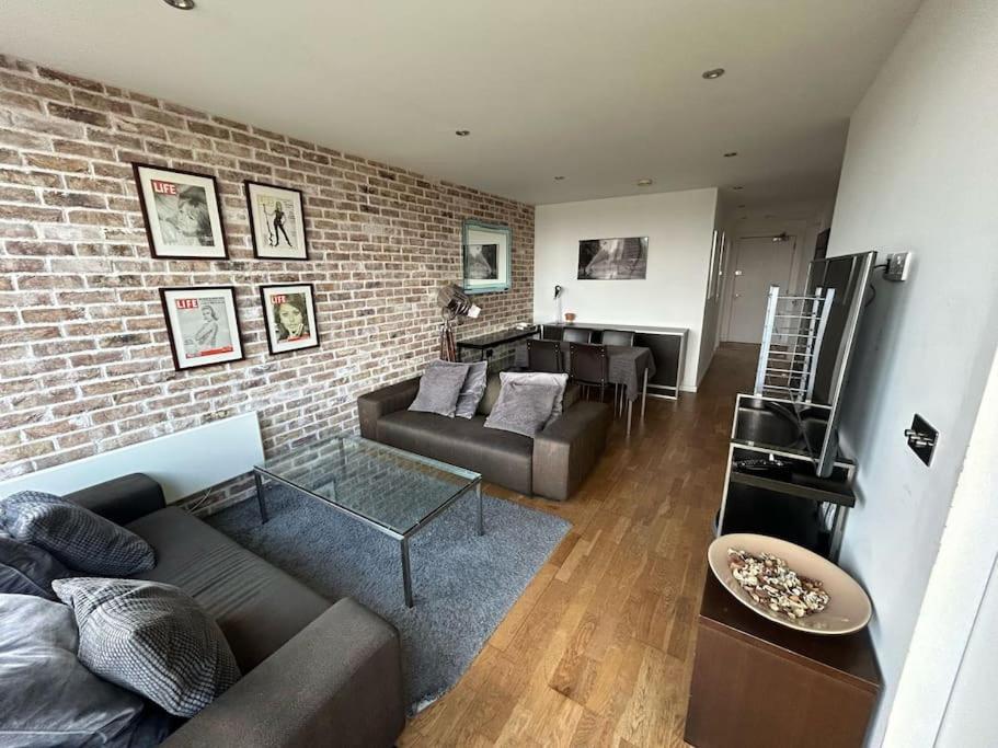 Apartment Modern 2-bed 5 Mins From Bridge