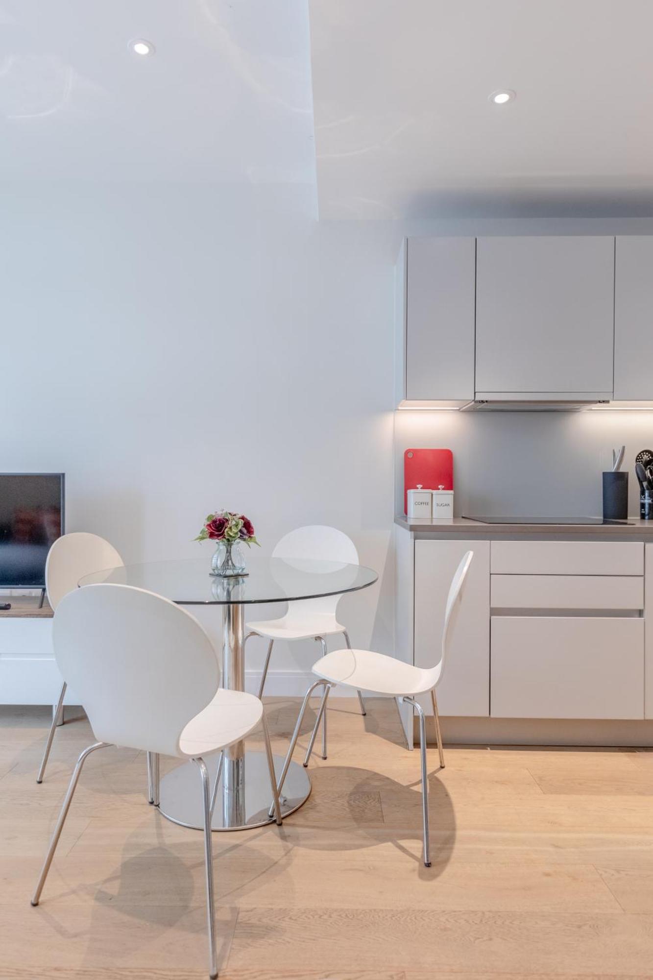 Luxury 2 Bed 2 Bath Close To Chelsea Apartment *