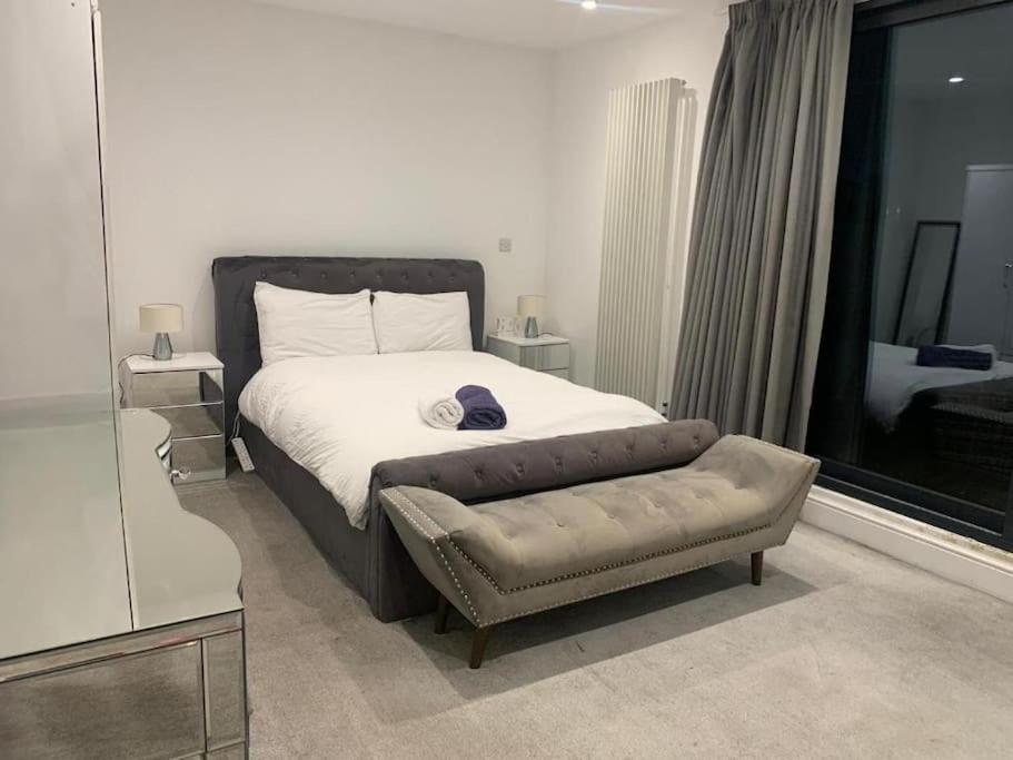Modern Large 2 Bed Near Station Apartment *