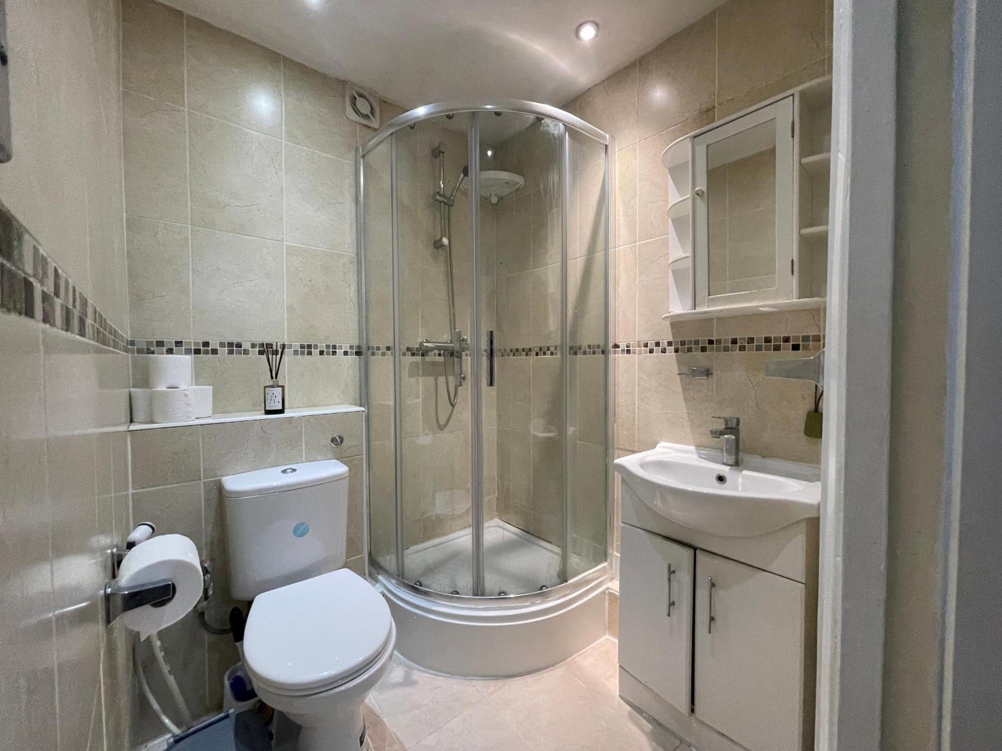 Charming For Rent Ideal For Tourists Near Portobello Market