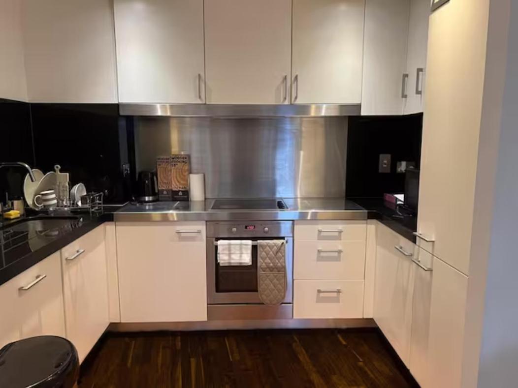 Luxury River View Canary Wharf Apartment *