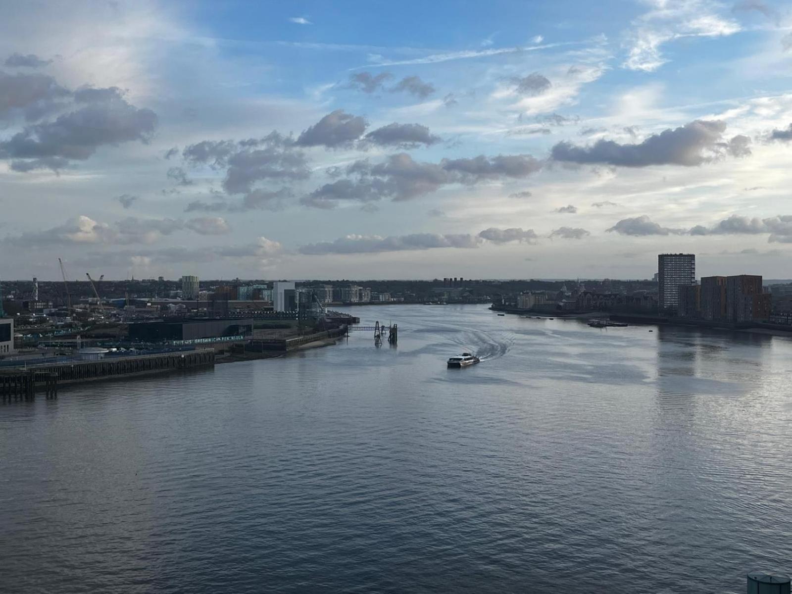 Luxury River View Canary Wharf Apartment