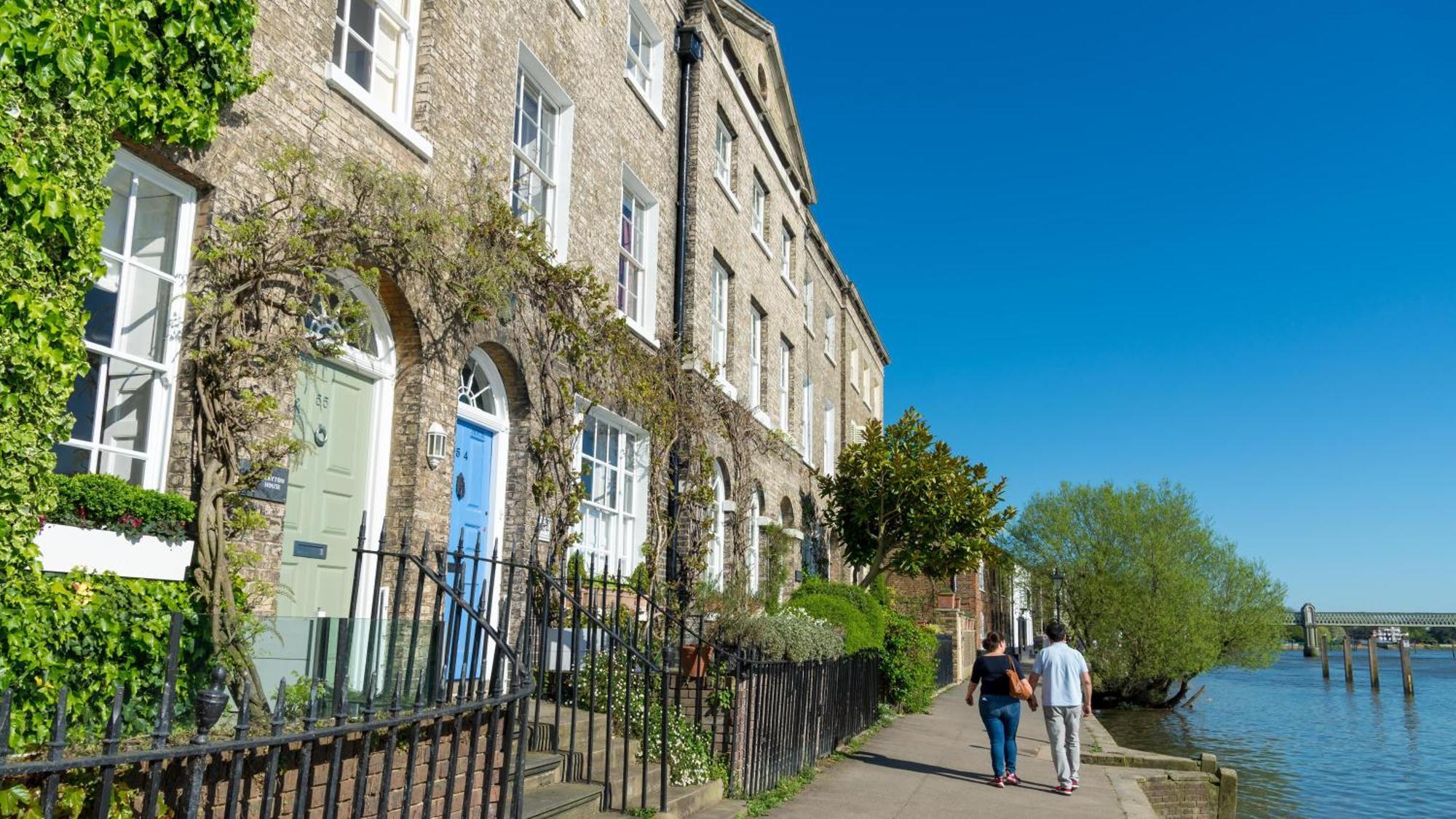 8 Ravenscourt Gardens * London