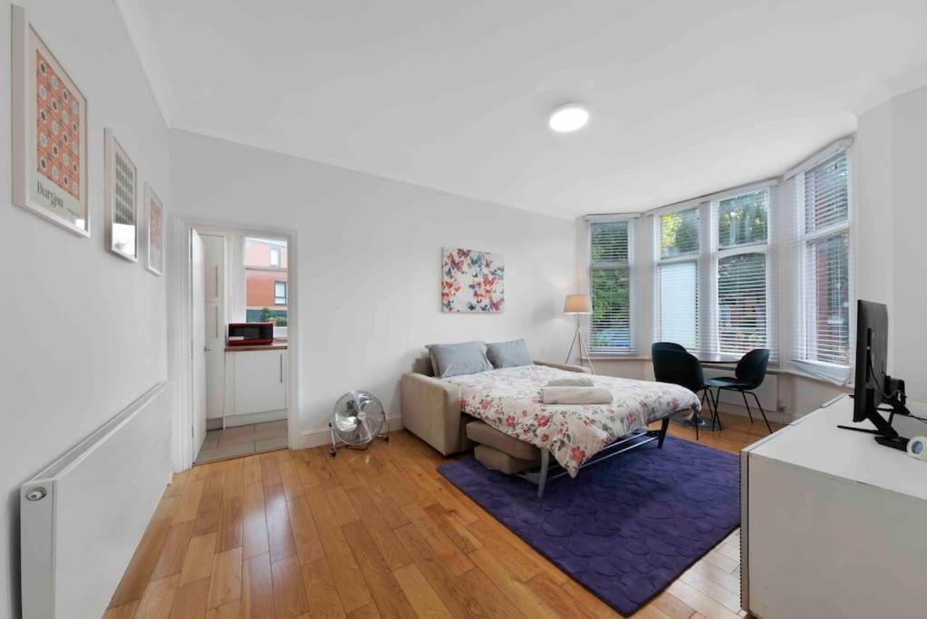Large 2 Bed Acton Park Chiswick * London