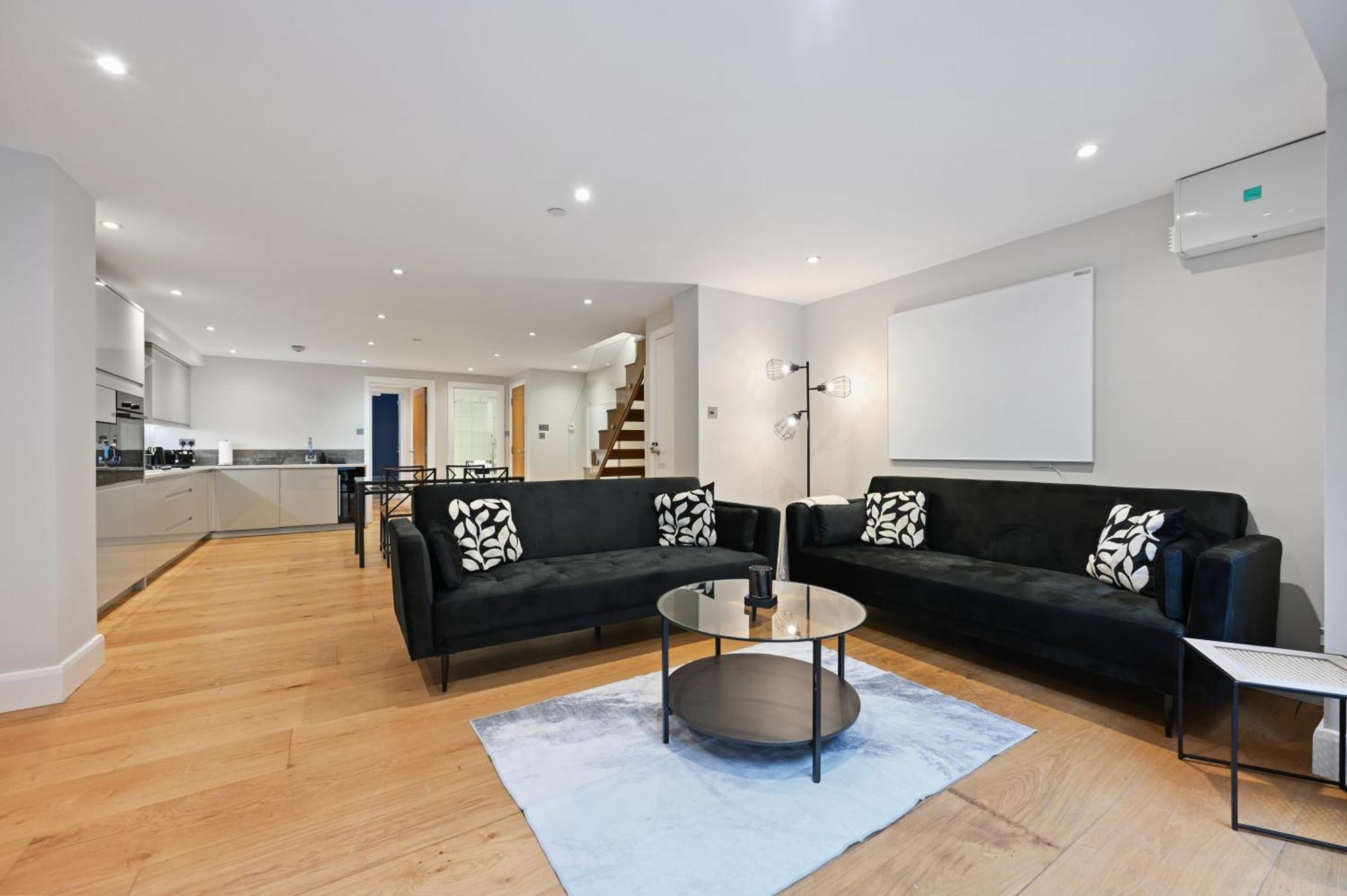 Stunning 2 Bed Basement Flat In Hammersmith *