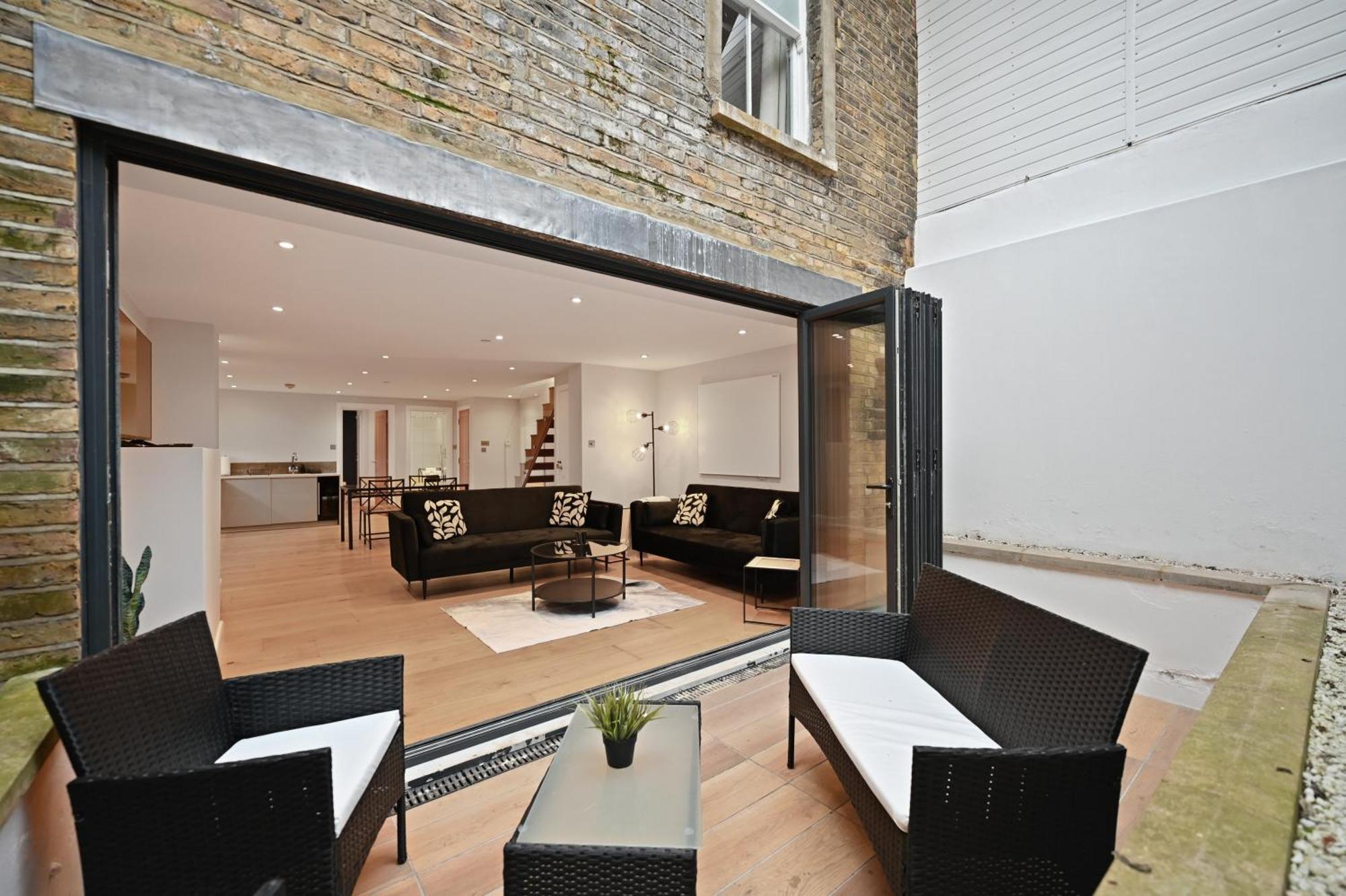 Stunning 2 Bed Basement Flat In Hammersmith