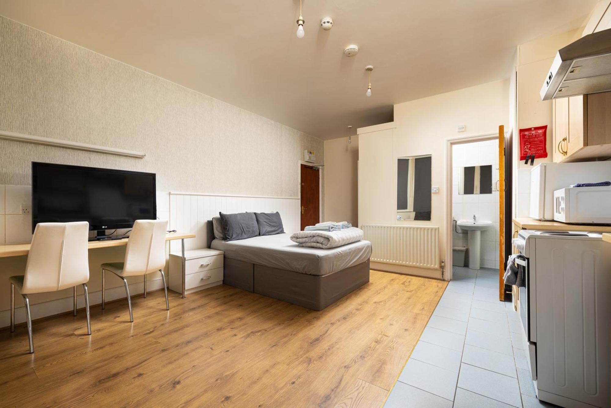 Apartment Very Large On Finchley Road 11 *