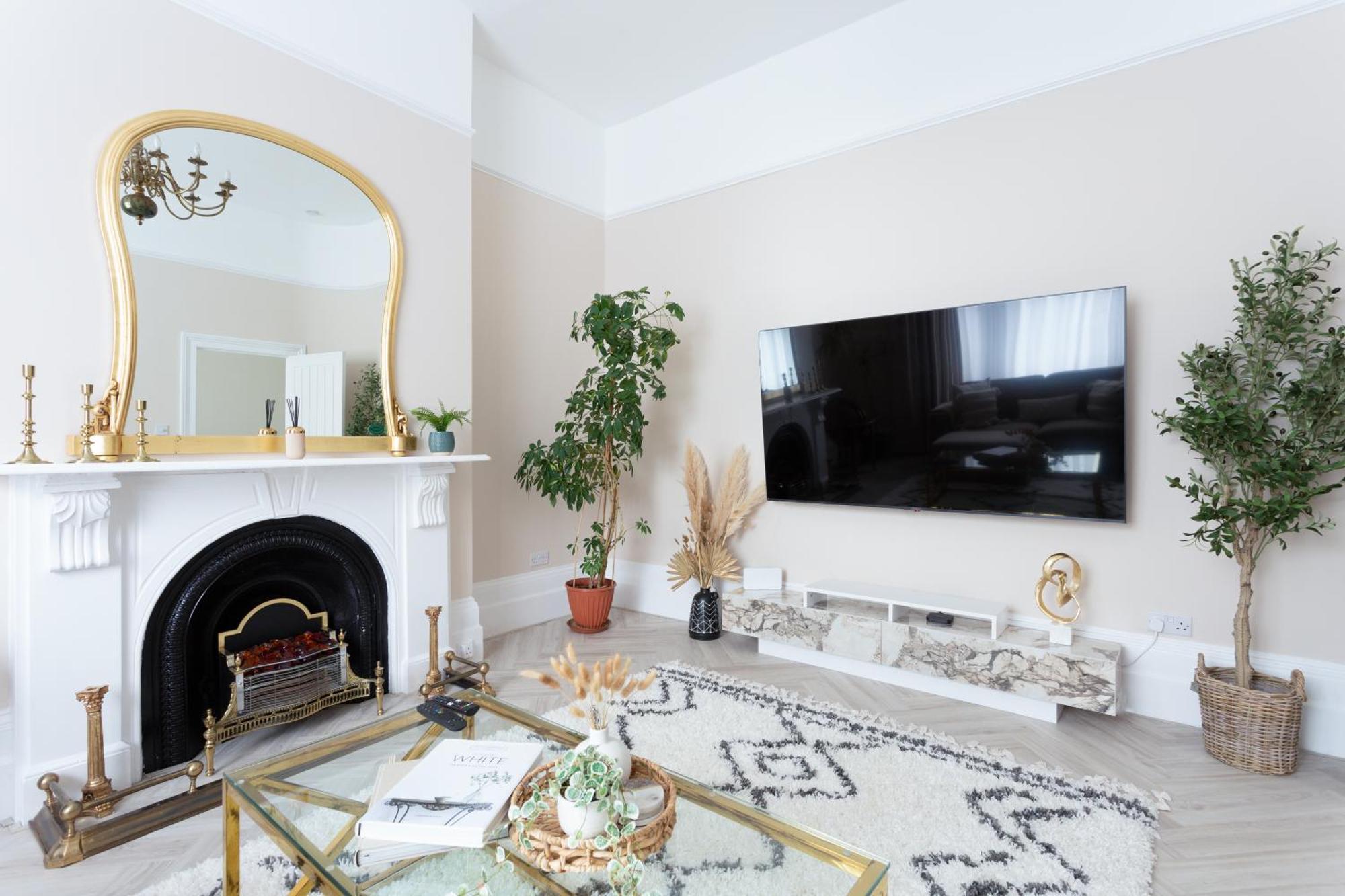 Stunning Large 4 Bedroom Victorian *