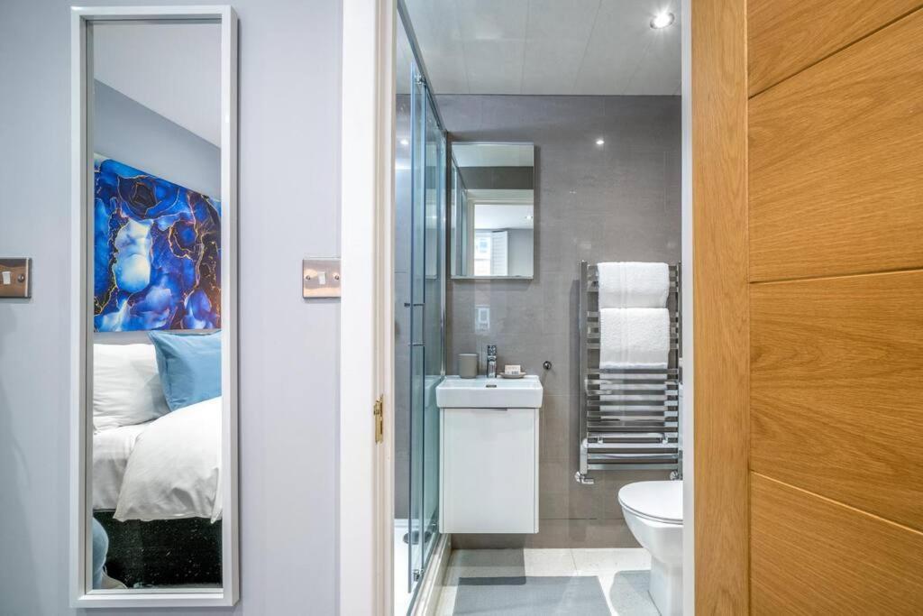 Luxury 6 Bedroom House In Star Street * London