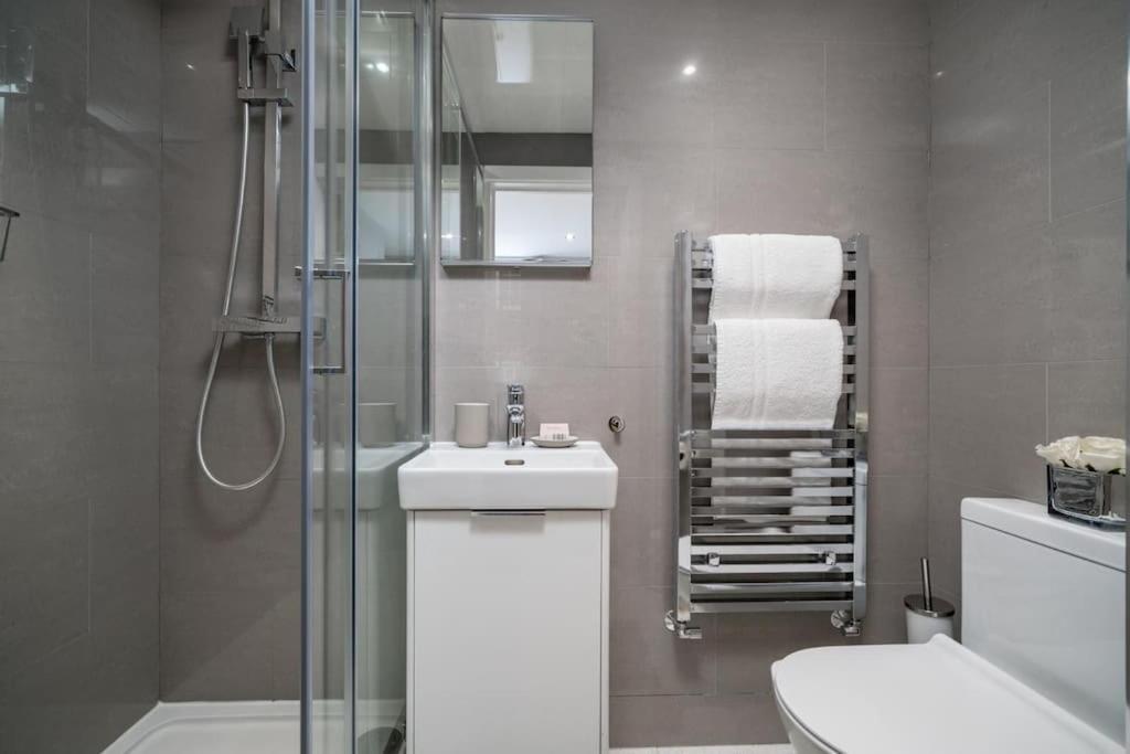Luxury 6 Bedroom House In Star Street Holiday home