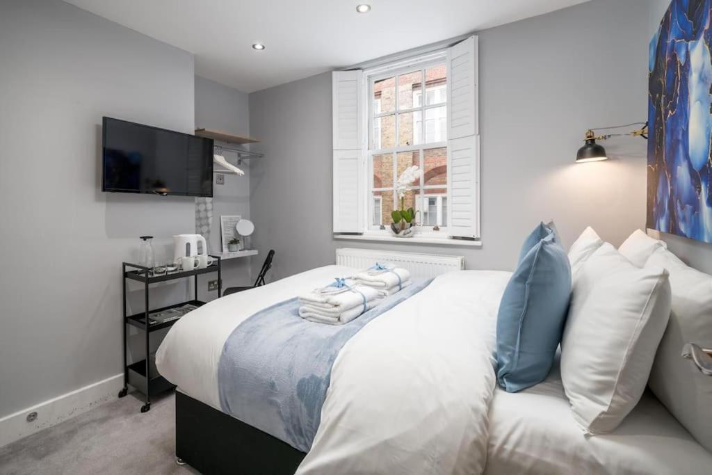 Luxury 6 Bedroom House In Star Street London