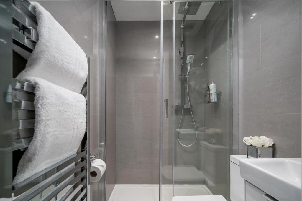 Luxury 6 Bedroom House In Star Street Holiday home *