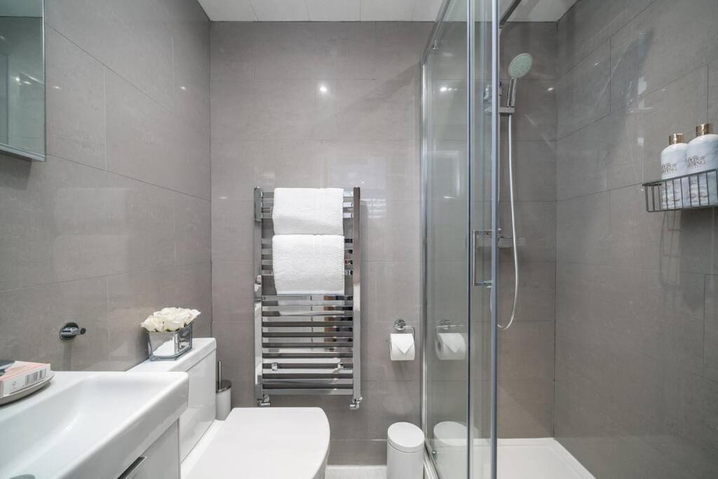 Luxury 6 Bedroom House In Star Street Holiday home *