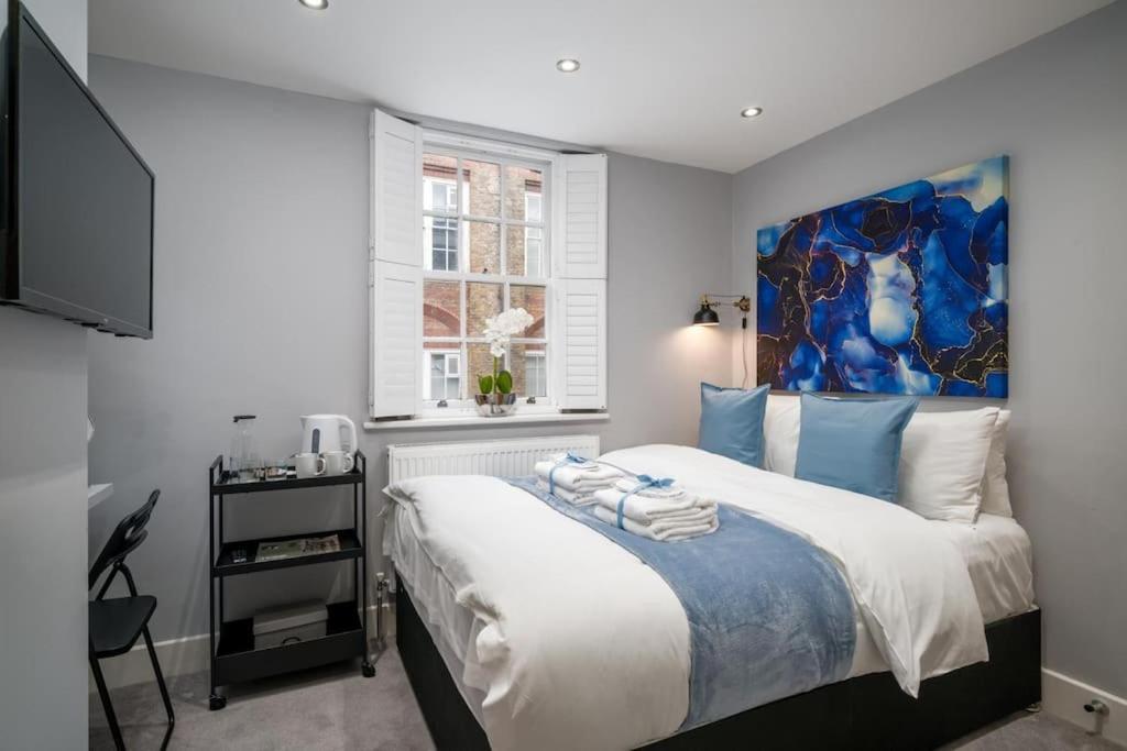 Luxury 6 Bedroom House In Star Street * London