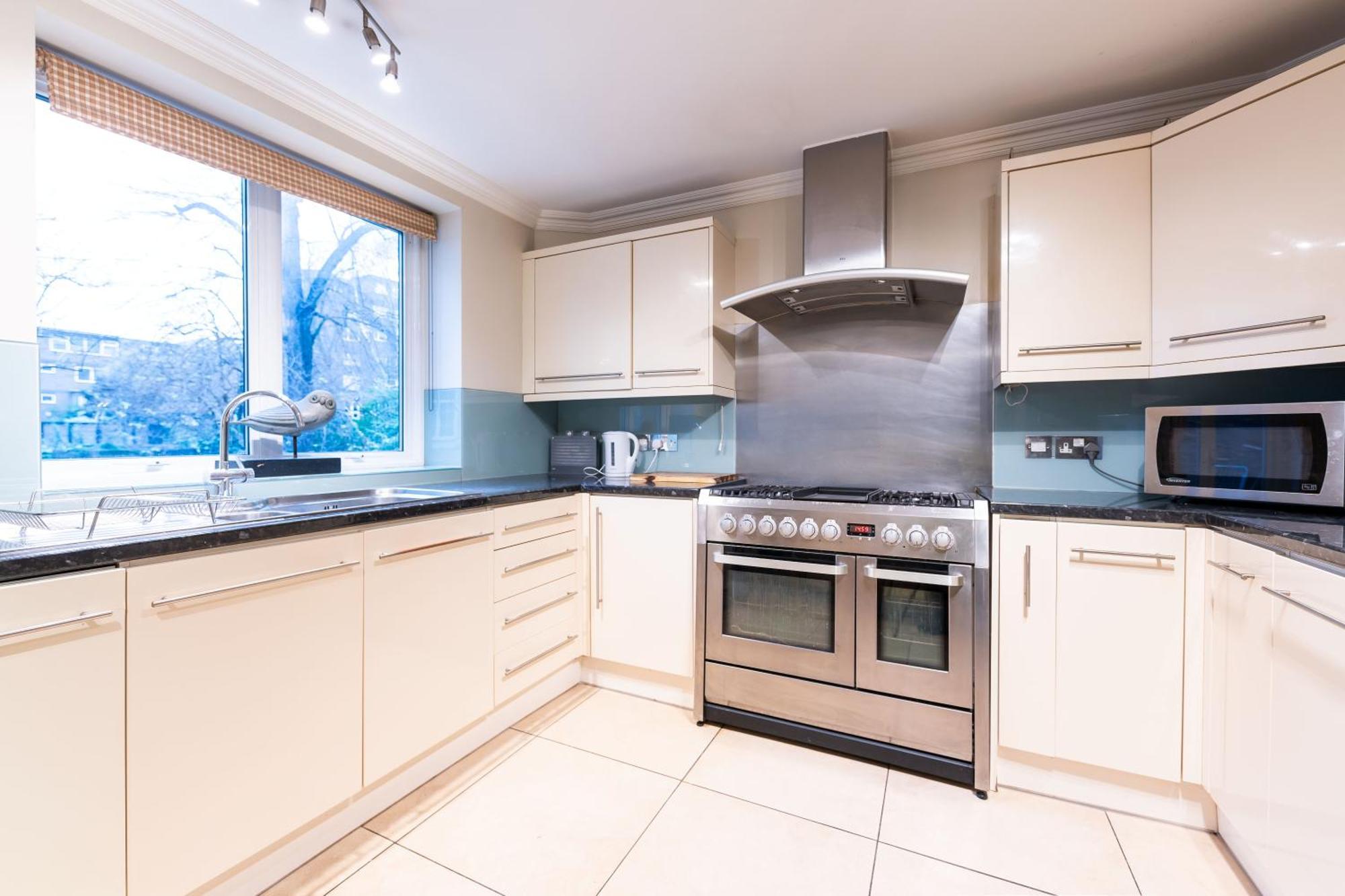 Luxury 6 Bedroom House In Southwick Street Apartment