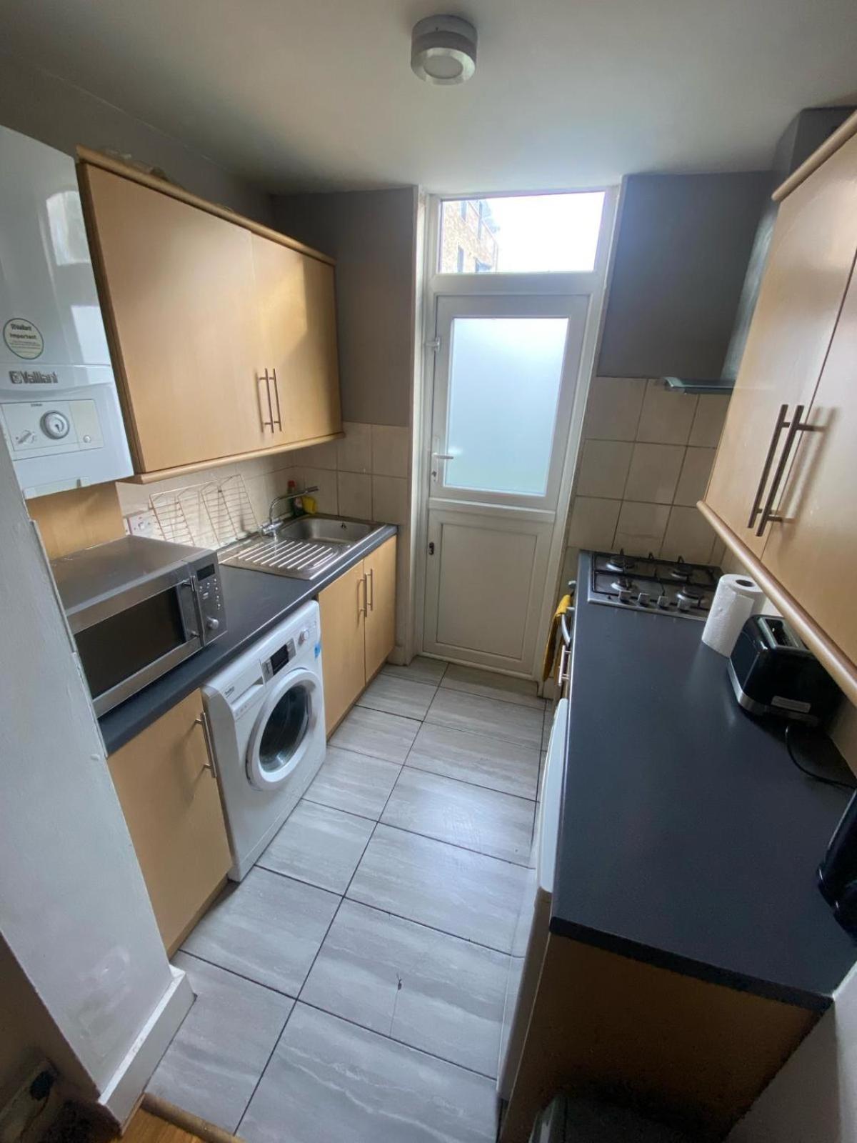 Large 6 Bedroom House - Fortescue Apartment London