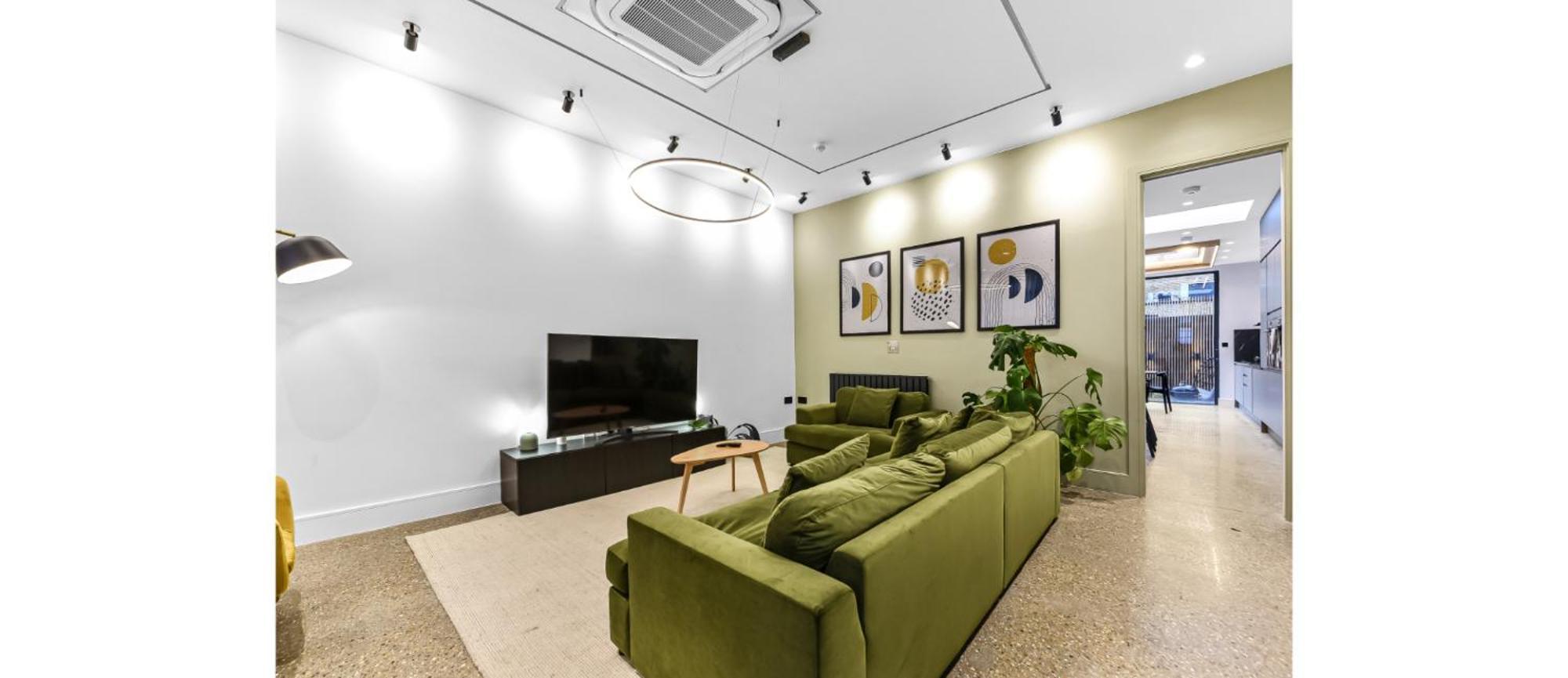 Luxury Abode: 5-bed Haven Ideal For Big Groups! London
