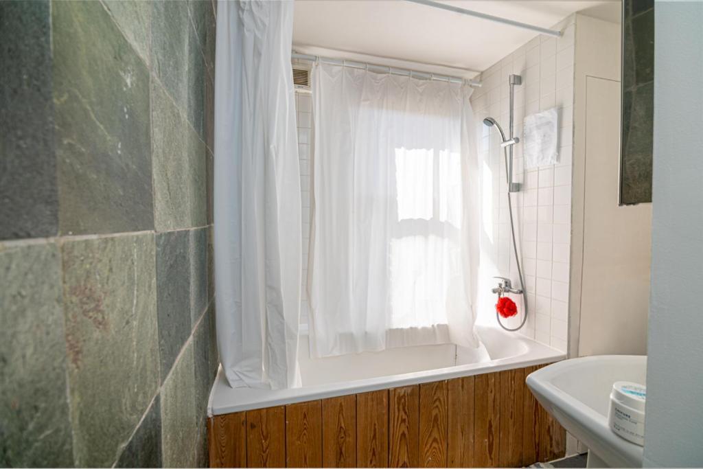 Refurbished Double Bedroom Guest house *