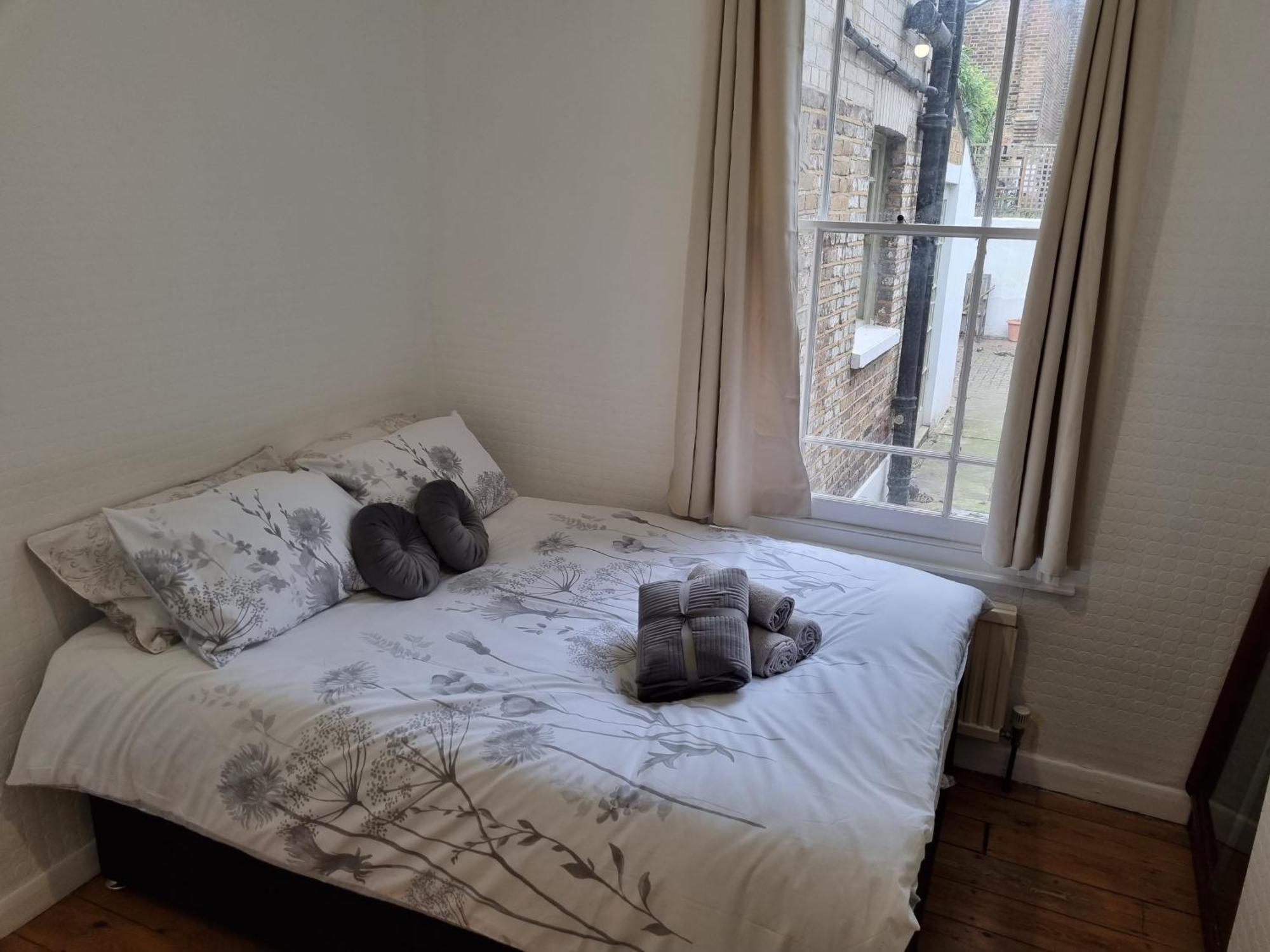 Refurbished Double Bedroom Guest house *