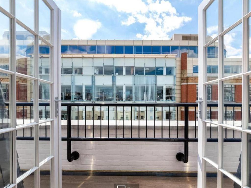 3 Bedroom Penthouse With Balcony * London