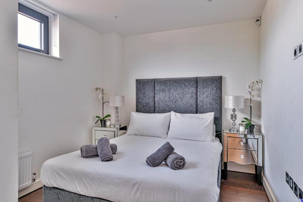 3 Bedroom Penthouse With Balcony Apartment London