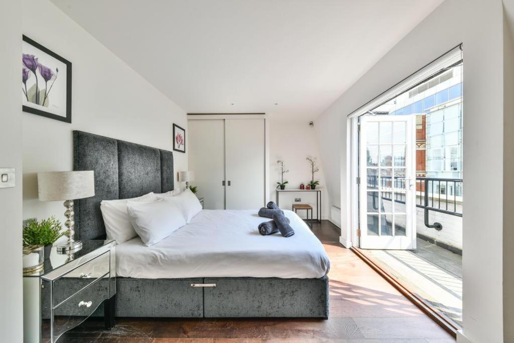 Apartment 3 Bedroom Penthouse With Balcony *