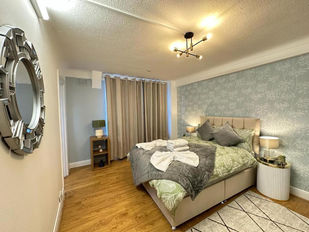 Hyde Park Three Bedroom Apartment