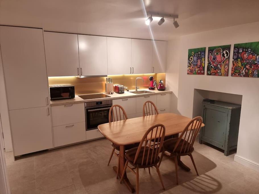 Entire Ground Floor Flat, Free Off-street Parking And Large Garden * London