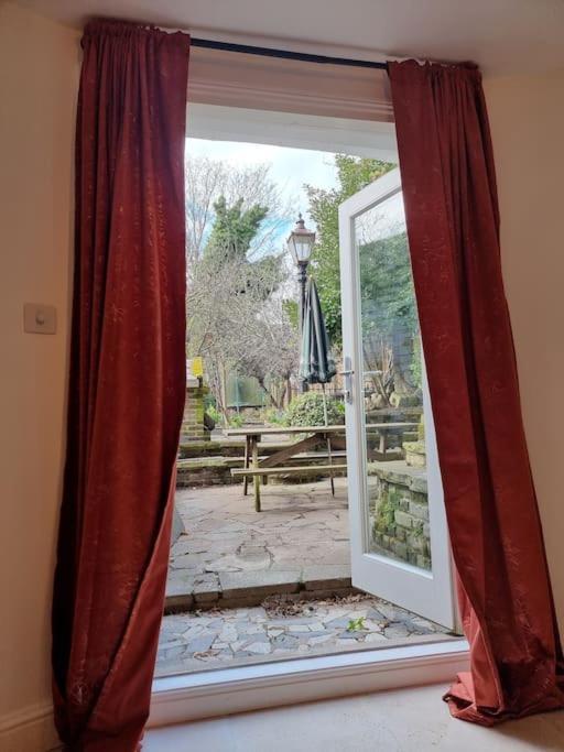 Entire Ground Floor Flat, Free Off-street Parking And Large Garden Apartment London