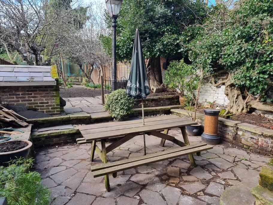Apartment Entire Ground Floor Flat, Free Off-street Parking And Large Garden *