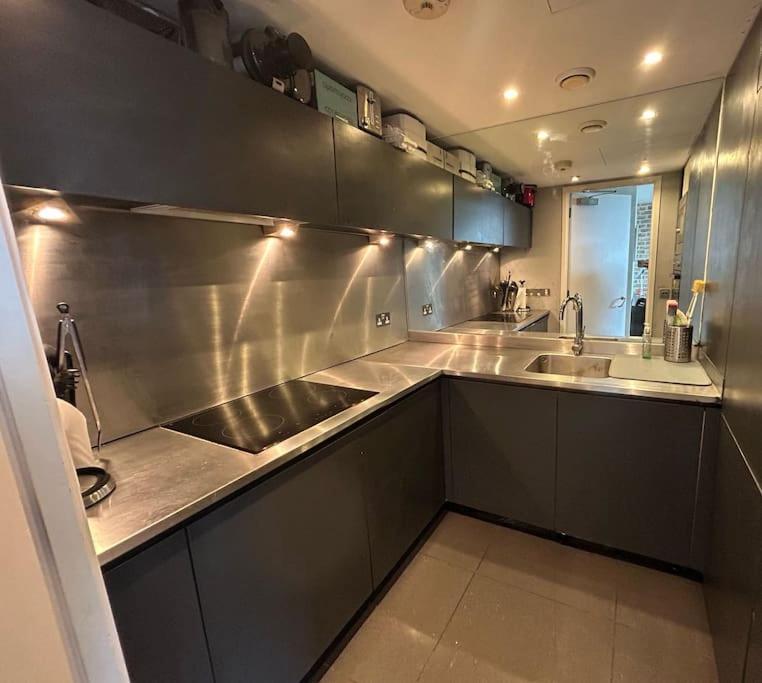 Apartment Modern 2-bed 5 Mins From Bridge