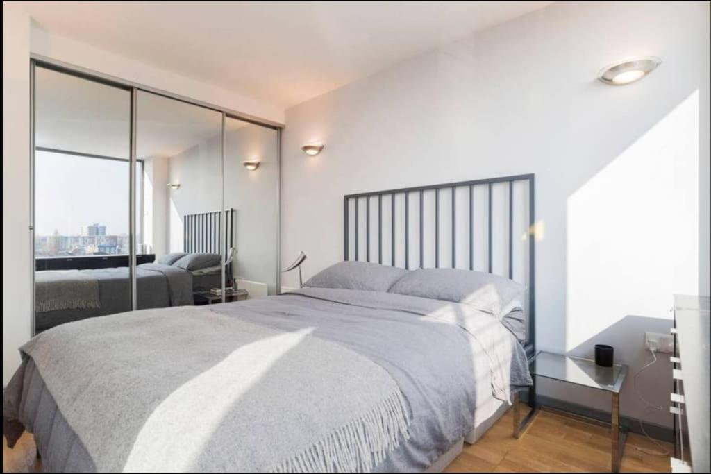 Apartment Modern 2-bed 5 Mins From Bridge