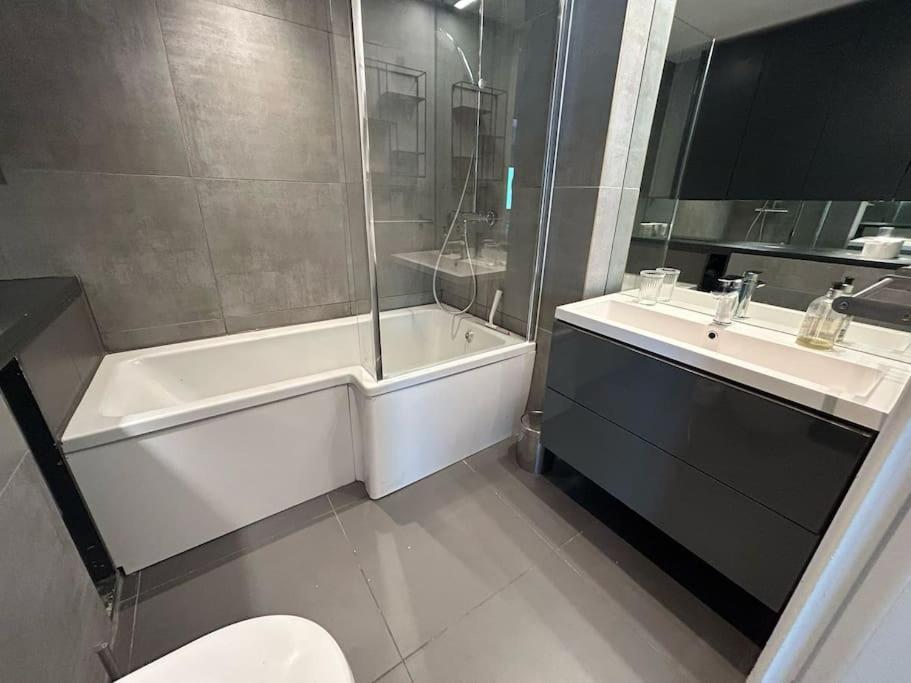 Apartment Modern 2-bed 5 Mins From Bridge London