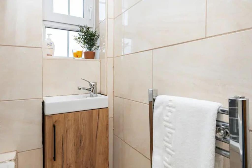 Tranquil 1br In South Bank With Onsite Parking