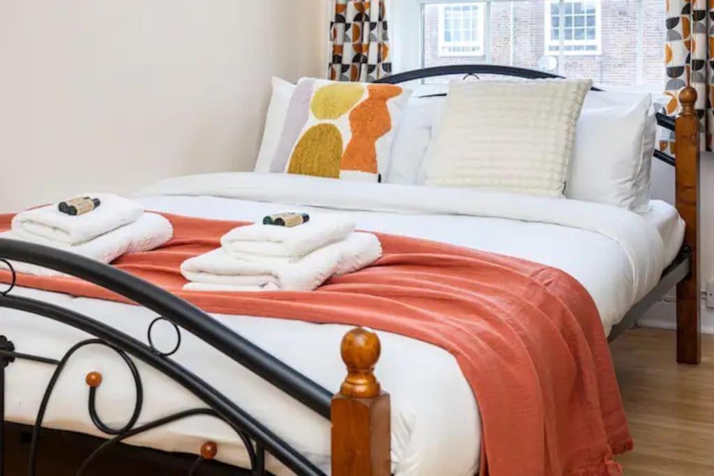 Tranquil 1br In South Bank With Onsite Parking London