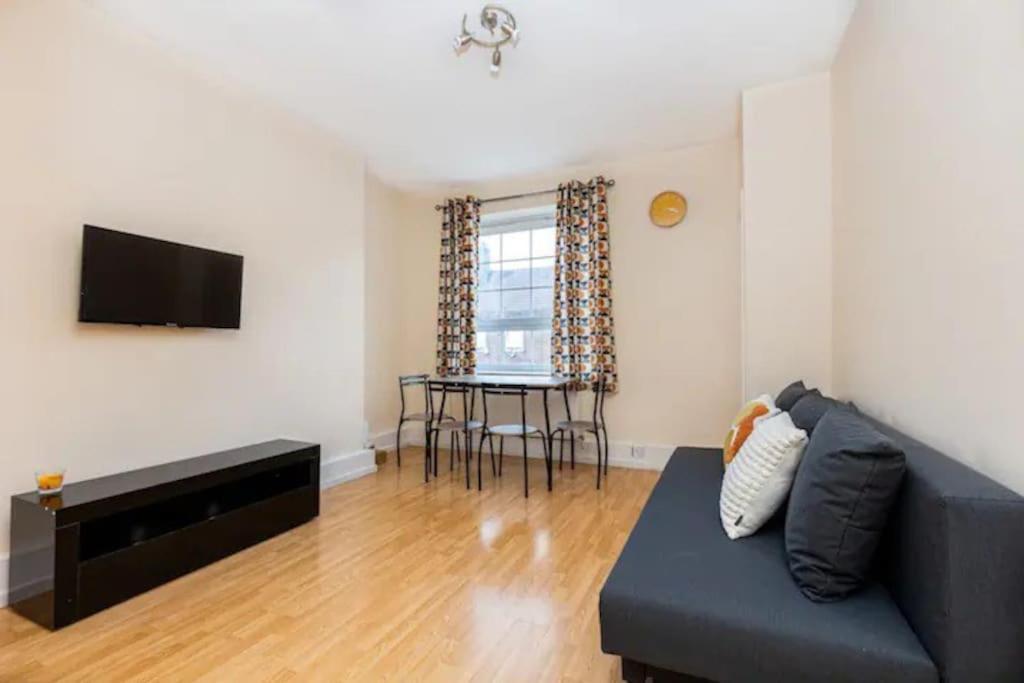 Tranquil 1br In South Bank With Onsite Parking London