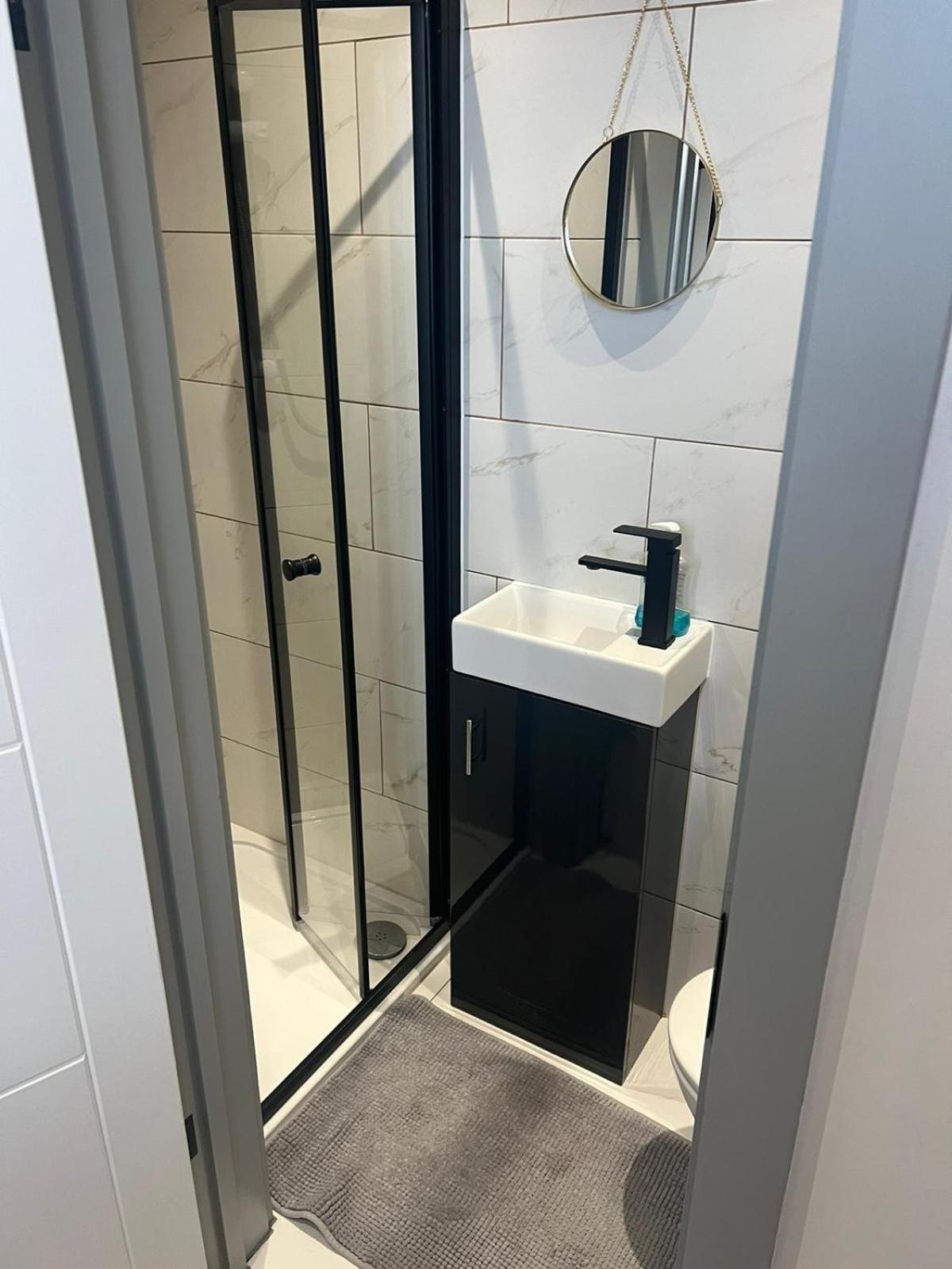 Serviced Ensuite Double - Near Greenwich Park - The O2 Arena - Nearby Transport Links To - New Cross Station - Lewisham Se14 Casa de hóspedes *