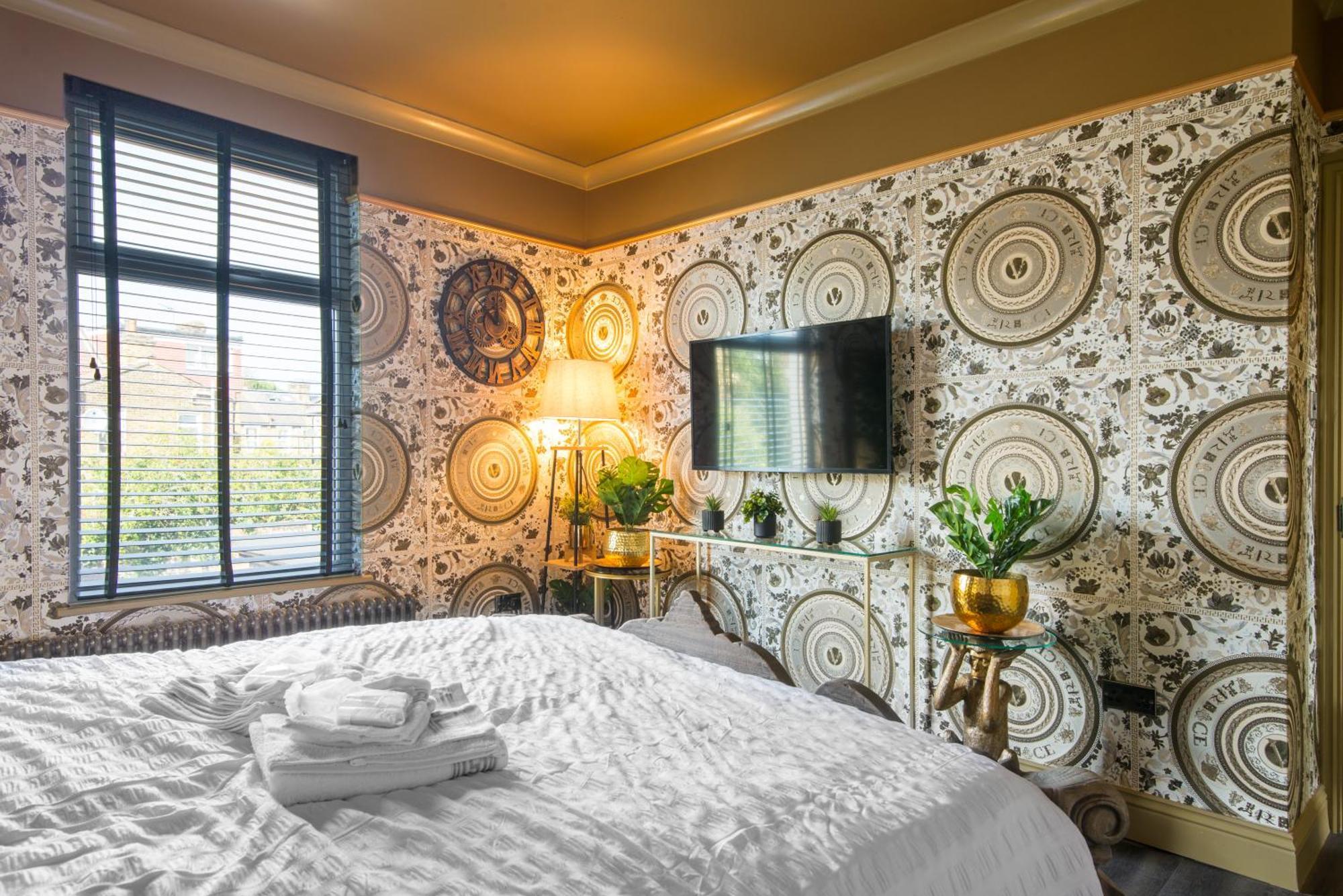 Apartment Luxury Versace 1 Bed Hot Tub Pool Table Sky Tv London