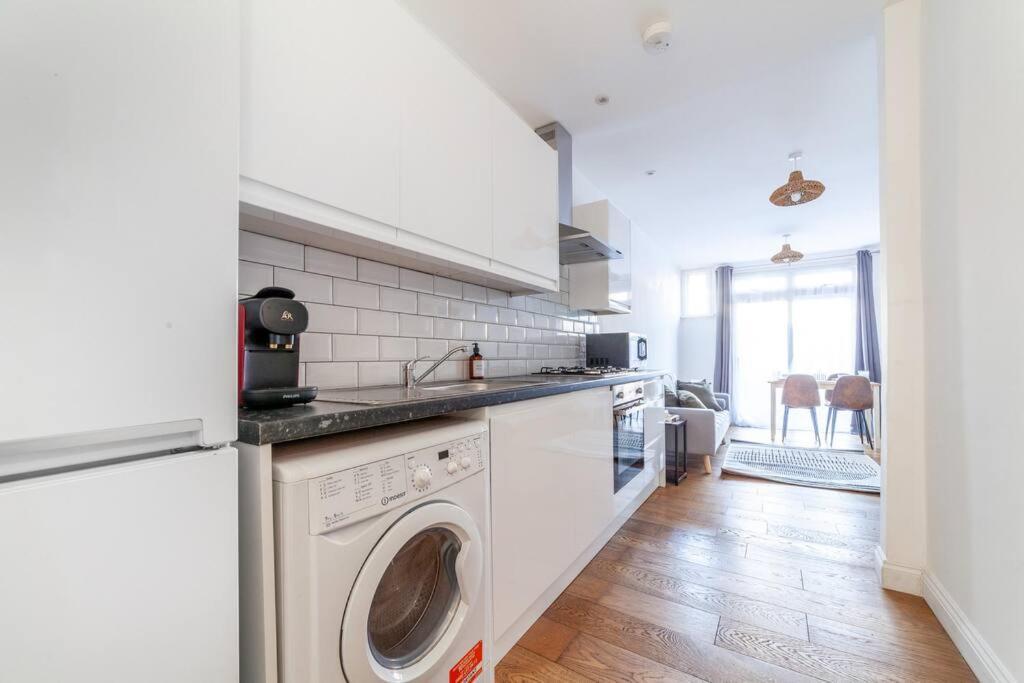Apartment Sleek & Modern 2 Bd In - Sleeps 7 - Parking *