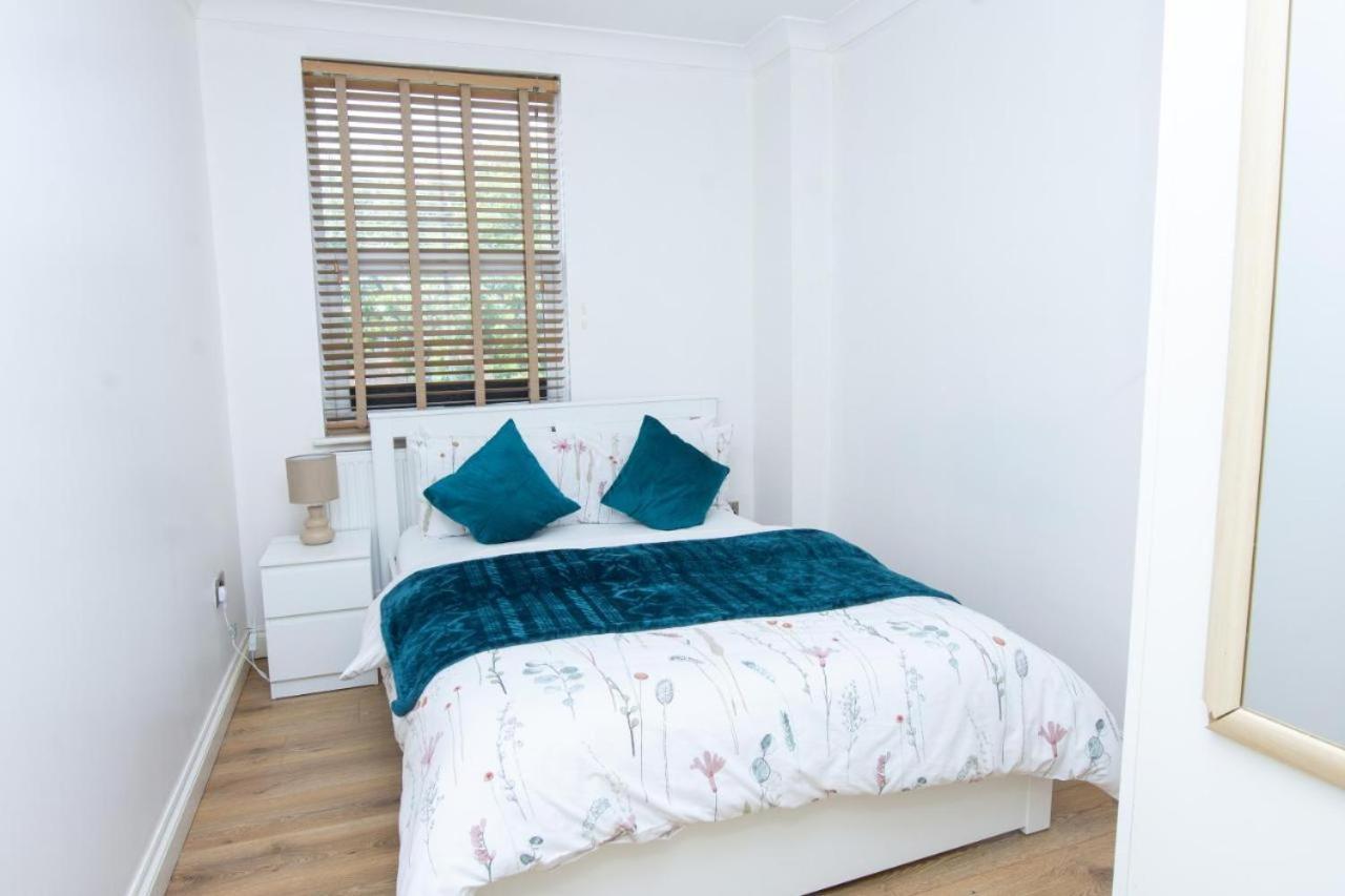 Evergreen Apartments, Flat 3, * London